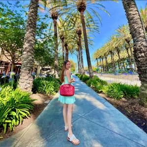 Meet your Posher, Clau